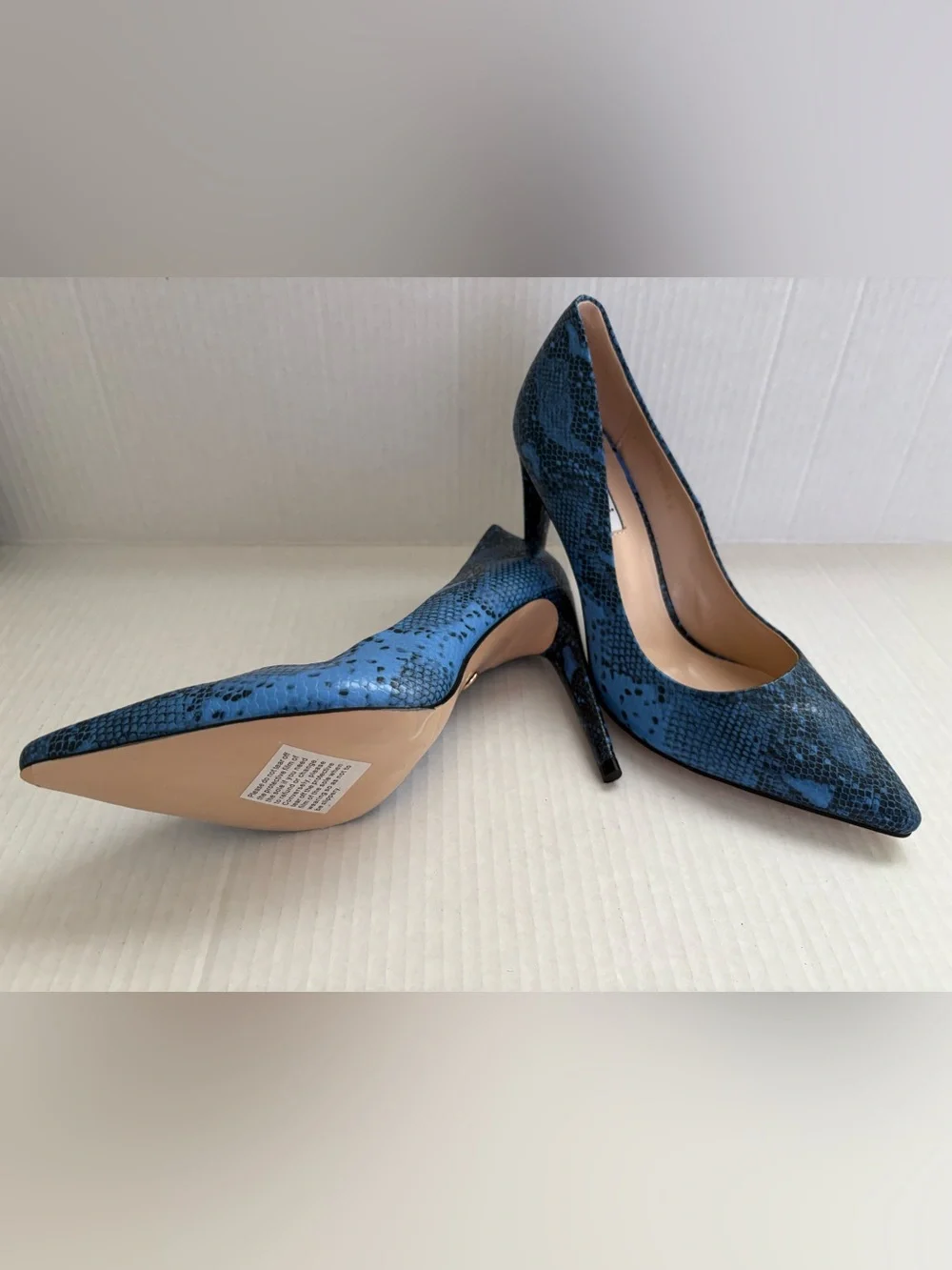 NWOB Viví Blue Snake-Print Pointed Toe High Heels in size 8 with 4” high heels.
